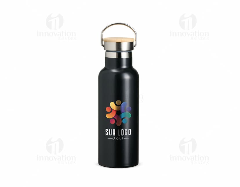 Garrafa térmica inox de 500ml com rótulo marrom e tampa, contendo líquido transparente. A garrafa está sobre um fundo branco refletindo a luz, indicando frescor e higiene.