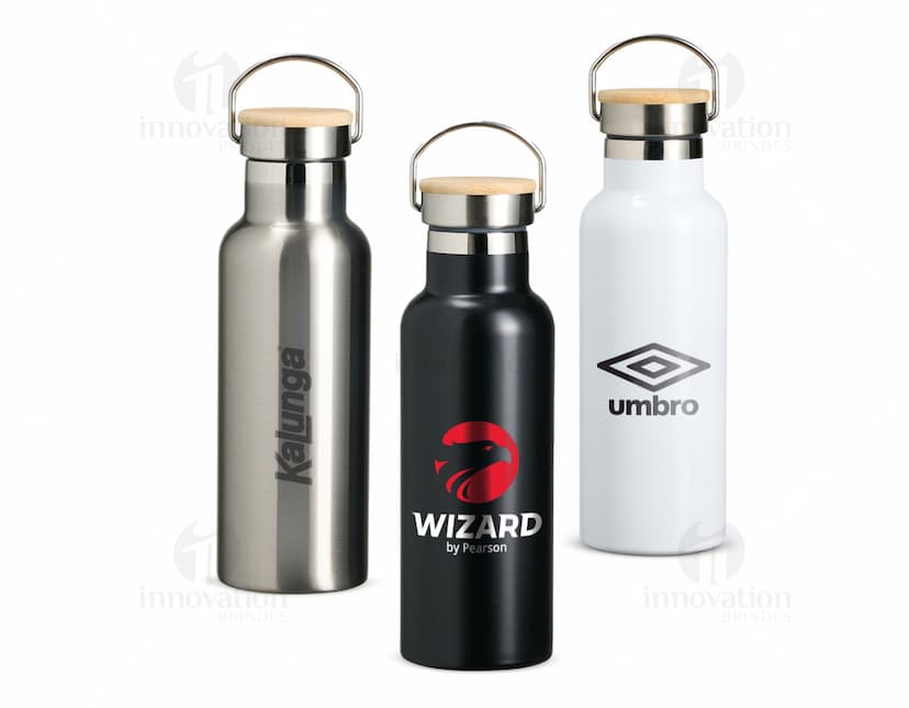 Garrafa térmica inox de 500ml com rótulo marrom e tampa, contendo líquido transparente. A garrafa está sobre um fundo branco refletindo a luz, indicando frescor e higiene.