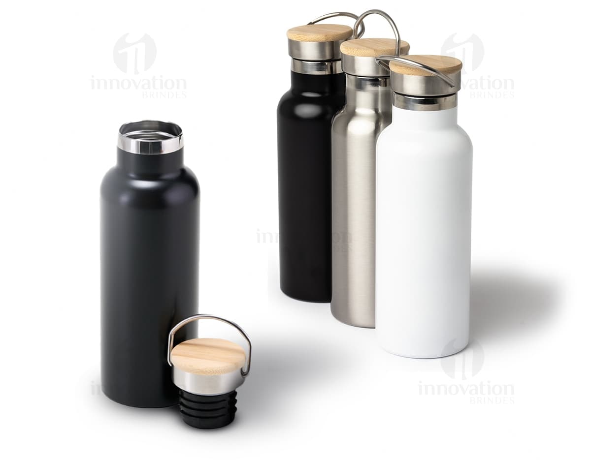 Garrafa térmica inox de 500ml com rótulo marrom e tampa, contendo líquido transparente. A garrafa está sobre um fundo branco refletindo a luz, indicando frescor e higiene.