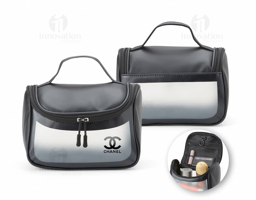 Nécessaire PU preto de luxo em estilo moderno. Feito de couro PU, possui zíper, alça e detalhes em metal. Perfeito para viagens, trabalho ou cuidados pessoais. Elegante e prático, ideal para profissionais de negócios ou para quem busca uma bolsa de mão sofisticada.