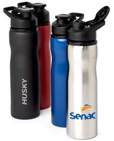 Garrafa squeeze de aço inoxidável de 800ml, com tampa e acabamento prateado. A imagem mostra o objeto sozinho, em um fundo preto, destacando seu design moderno e elegante.
