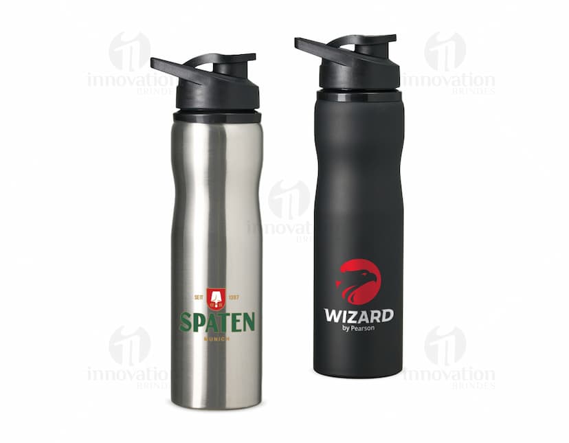 Garrafa squeeze de aço inoxidável de 800ml, com tampa e acabamento prateado. A imagem mostra o objeto sozinho, em um fundo preto, destacando seu design moderno e elegante.