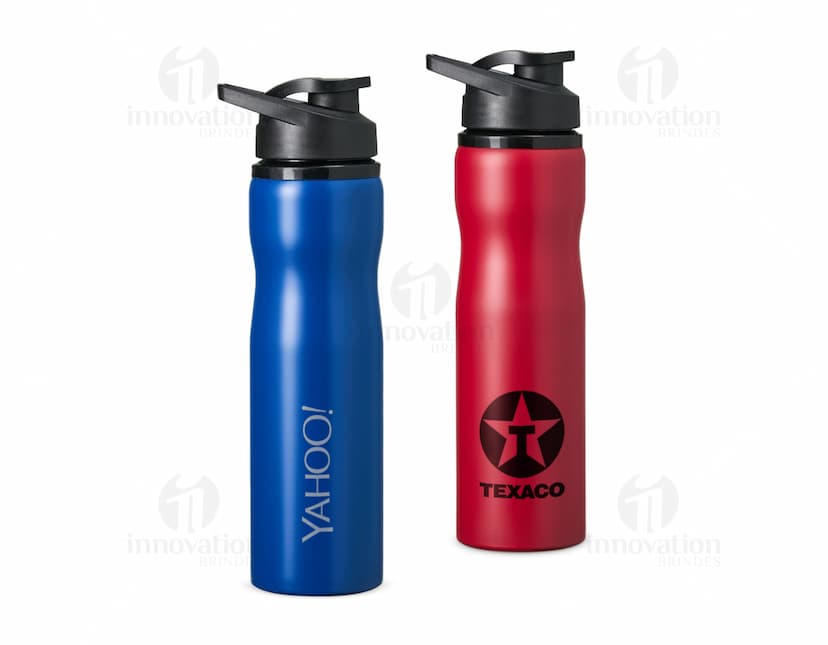 Garrafa squeeze de aço inoxidável de 800ml, com tampa e acabamento prateado. A imagem mostra o objeto sozinho, em um fundo preto, destacando seu design moderno e elegante.