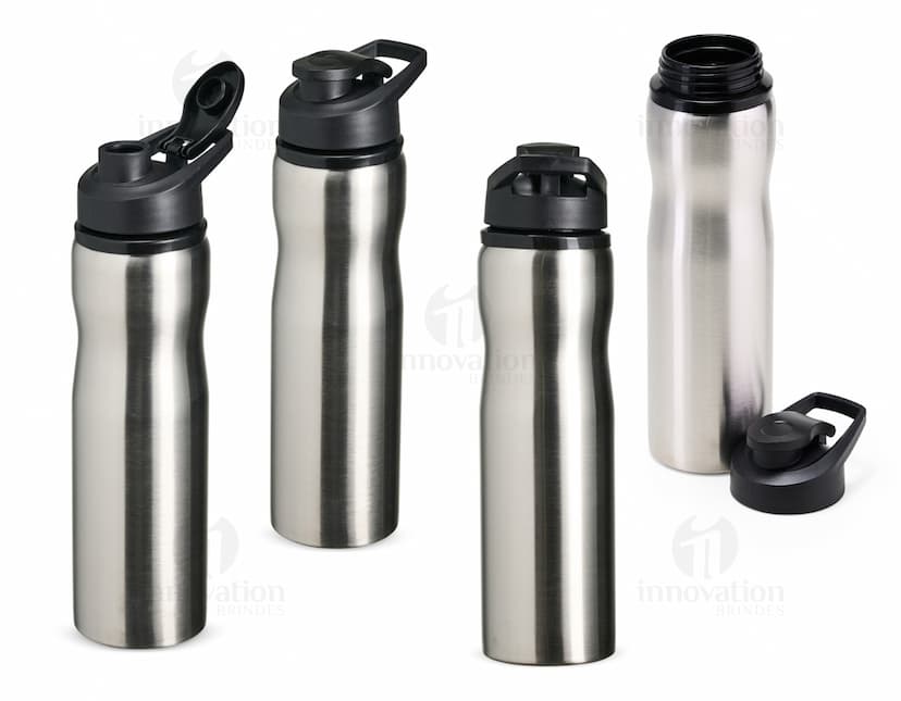 Garrafa squeeze de aço inoxidável de 800ml, com tampa e acabamento prateado. A imagem mostra o objeto sozinho, em um fundo preto, destacando seu design moderno e elegante.