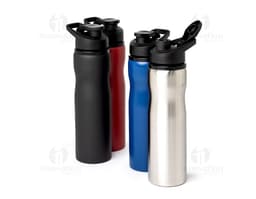 Garrafa squeeze de aço inoxidável de 800ml, com tampa e acabamento prateado. A imagem mostra o objeto sozinho, em um fundo