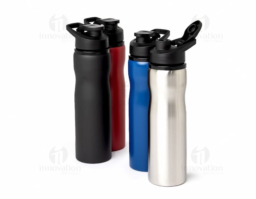 Garrafa squeeze de aço inoxidável de 800ml, com tampa e acabamento prateado. A imagem mostra o objeto sozinho, em um fundo preto, destacando seu design moderno e elegante.