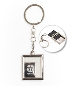 Chaveiro de metal em formato de corrente com chave, amuleto e outros objetos pendurados. Feito em prata e ouro, com design elegante e luxuoso. Ideal como decoração ou acessório de moda, simbolizando segurança e precisão.