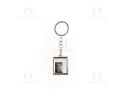 Llavero de metal en forma de cadena con llave, amuleto y otros objetos colgantes. Hecho en plata y oro, con un diseño