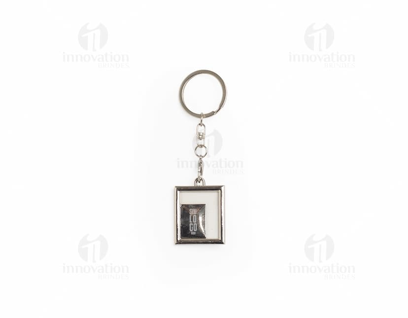 Chaveiro de metal em formato de corrente com chave, amuleto e outros objetos pendurados. Feito em prata e ouro, com design elegante e luxuoso. Ideal como decoração ou acessório de moda, simbolizando segurança e precisão.