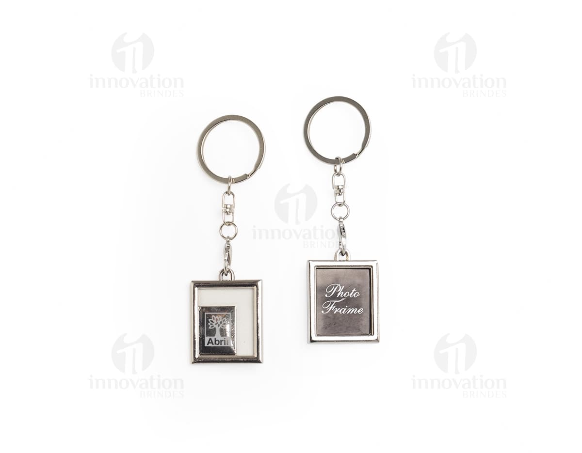 Chaveiro de metal em formato de corrente com chave, amuleto e outros objetos pendurados. Feito em prata e ouro, com design elegante e luxuoso. Ideal como decoração ou acessório de moda, simbolizando segurança e precisão.