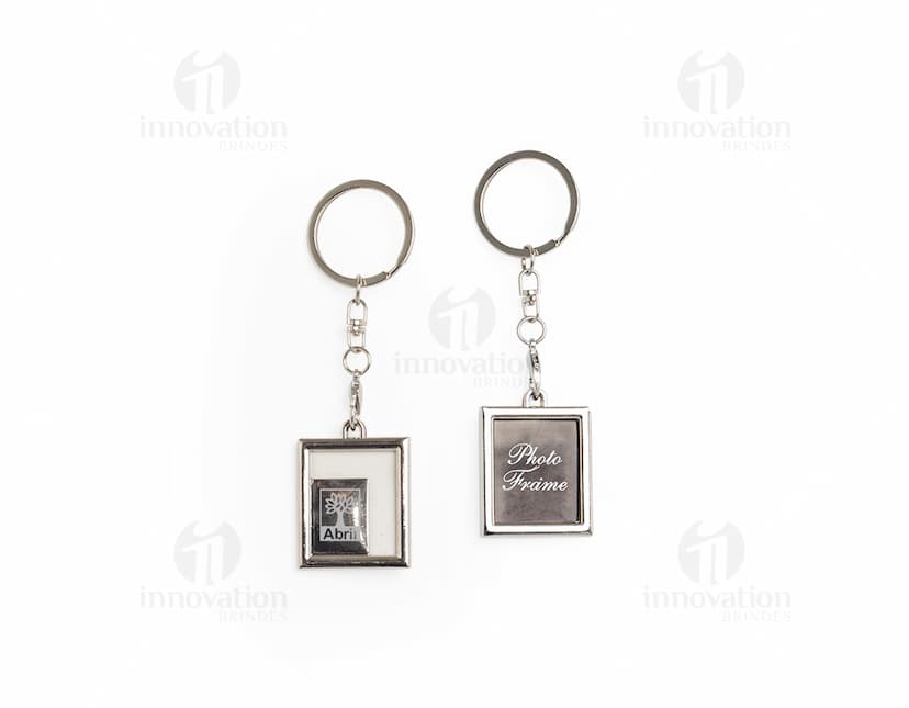 Chaveiro de metal em formato de corrente com chave, amuleto e outros objetos pendurados. Feito em prata e ouro, com design elegante e luxuoso. Ideal como decoração ou acessório de moda, simbolizando segurança e precisão.