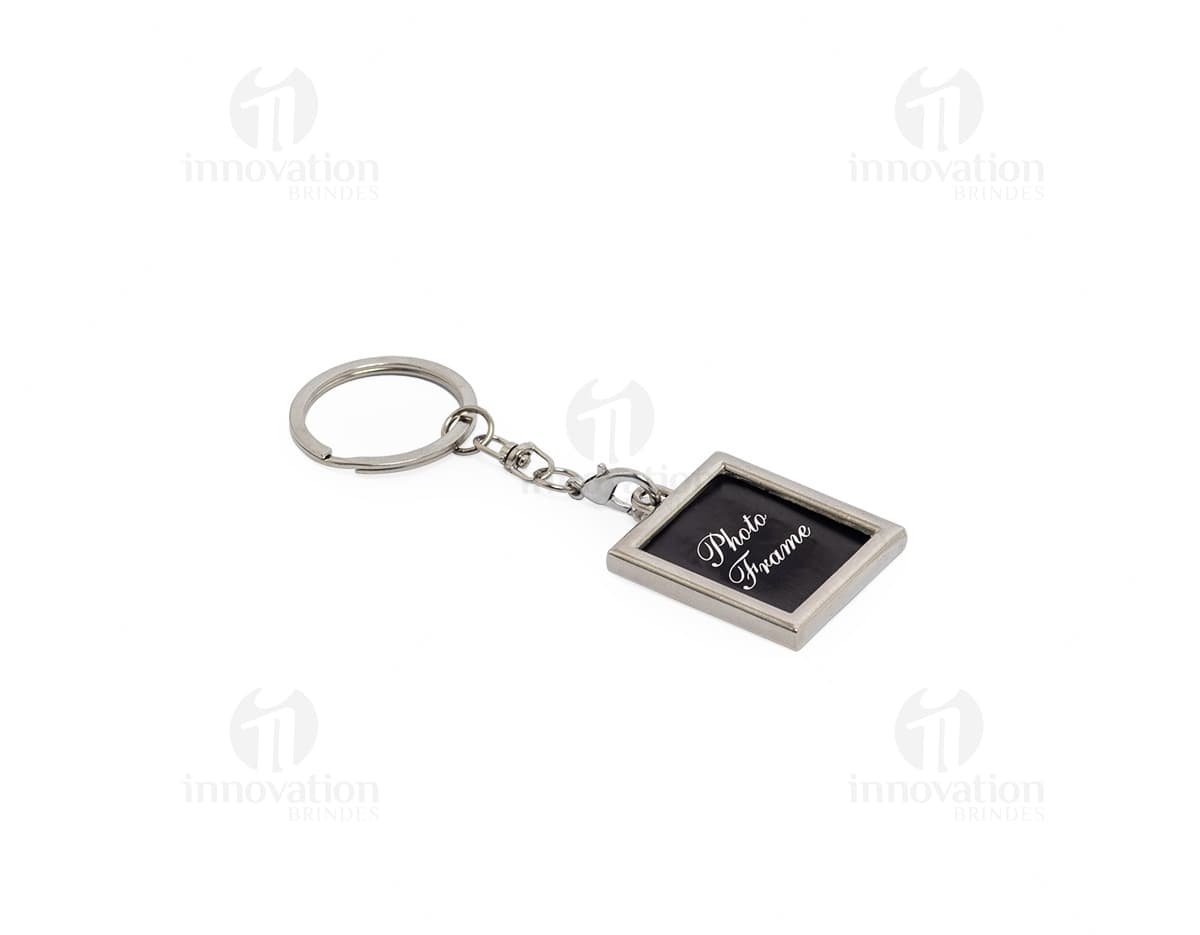 Chaveiro de metal em formato de corrente com chave, amuleto e outros objetos pendurados. Feito em prata e ouro, com design elegante e luxuoso. Ideal como decoração ou acessório de moda, simbolizando segurança e precisão.