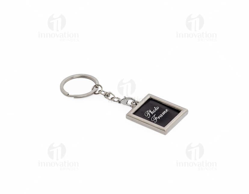 Chaveiro de metal em formato de corrente com chave, amuleto e outros objetos pendurados. Feito em prata e ouro, com design elegante e luxuoso. Ideal como decoração ou acessório de moda, simbolizando segurança e precisão.