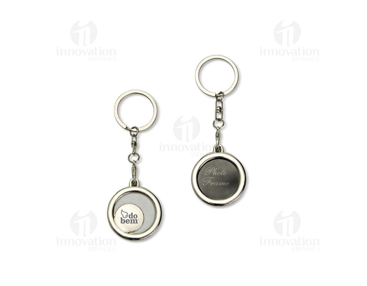 Chaveiro em aço inoxidável com corrente, adaptador e argola. O design elegante e durável é perfeito para manter as chaves seguras e organizadas. Ideal para uso diário ou como um presente único e prático.