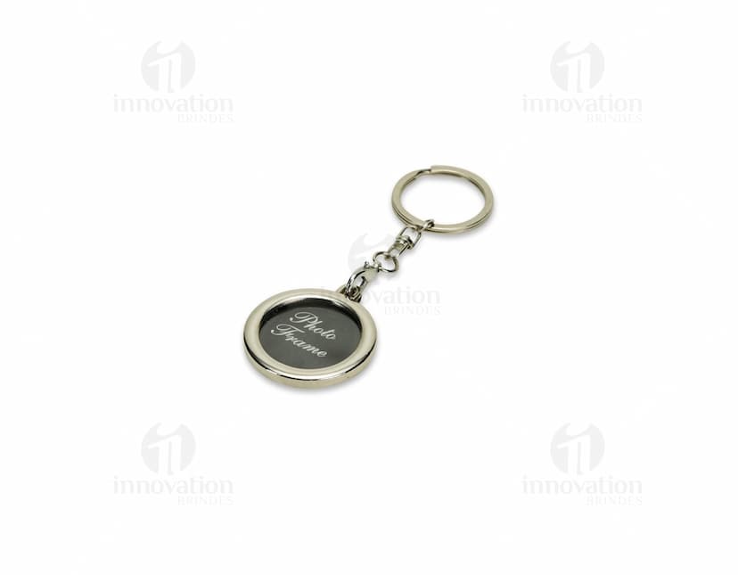 Chaveiro em aço inoxidável com corrente, adaptador e argola. O design elegante e durável é perfeito para manter as chaves seguras e organizadas. Ideal para uso diário ou como um presente único e prático.