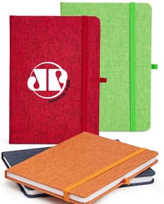 Caderneta em linho com porta caneta, em cores neutras, com capa protetora, folhas em branco e fecho de elástico. Ideal para anotações no escritório, reuniões de negócios ou estudos. Design vintage e textura de linho, perfeito para decoração ou uso pessoal.
