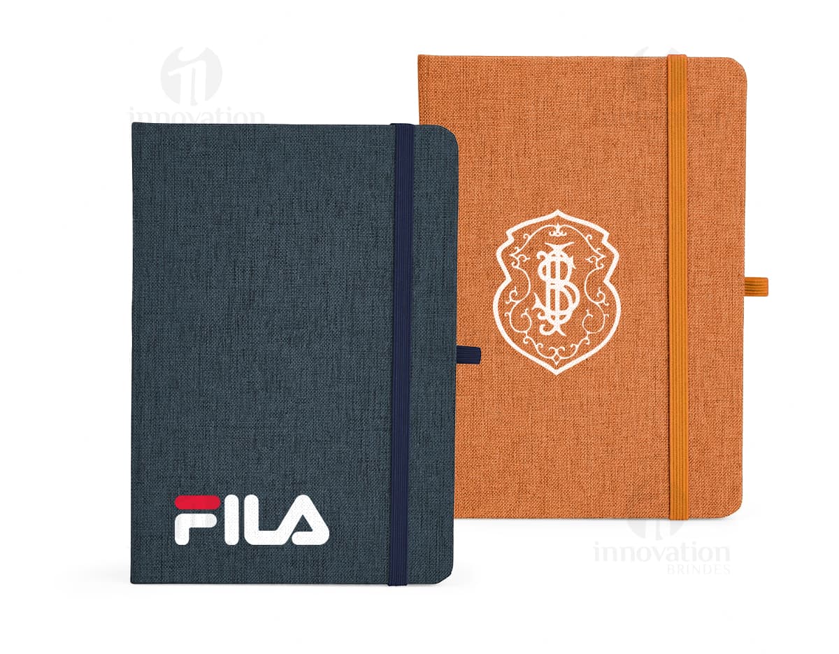 Caderneta em linho com porta caneta, em cores neutras, com capa protetora, folhas em branco e fecho de elástico. Ideal para anotações no escritório, reuniões de negócios ou estudos. Design vintage e textura de linho, perfeito para decoração ou uso pessoal.