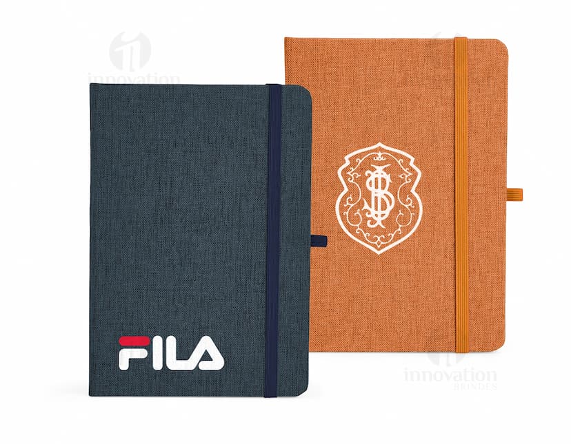 Caderneta em linho com porta caneta, em cores neutras, com capa protetora, folhas em branco e fecho de elástico. Ideal para anotações no escritório, reuniões de negócios ou estudos. Design vintage e textura de linho, perfeito para decoração ou uso pessoal.