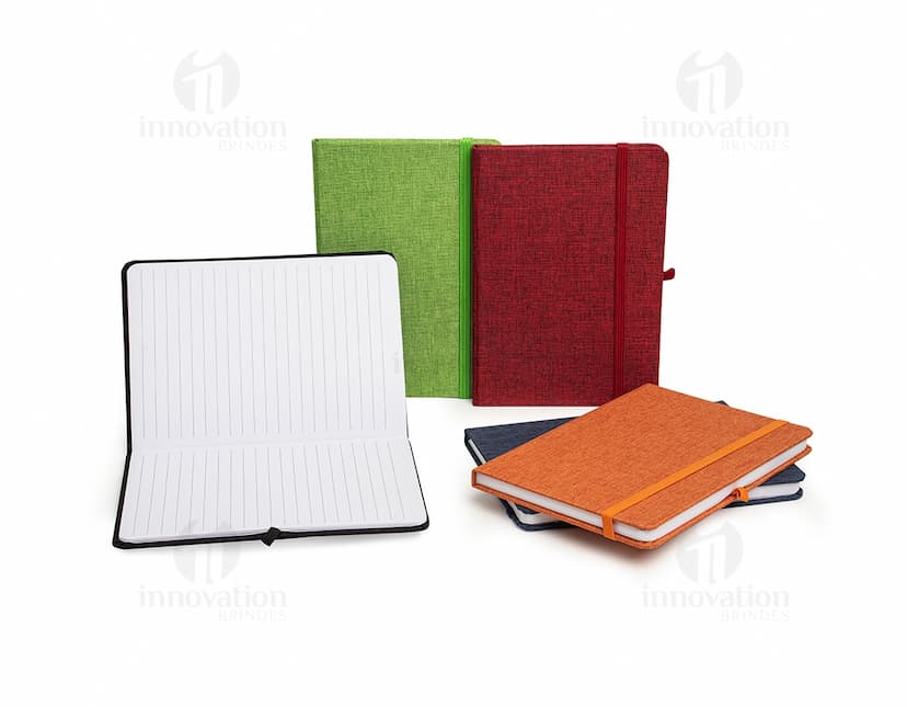 Caderneta em linho com porta caneta, em cores neutras, com capa protetora, folhas em branco e fecho de elástico. Ideal para anotações no escritório, reuniões de negócios ou estudos. Design vintage e textura de linho, perfeito para decoração ou uso pessoal.