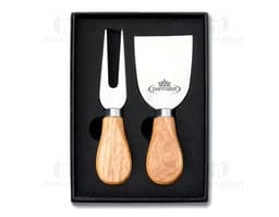 Kit Queijo 2 Peças em madeira de cor preta e marrom. Inclui uma ferramenta de moldar queijo e um carimbo para selar. Retrata