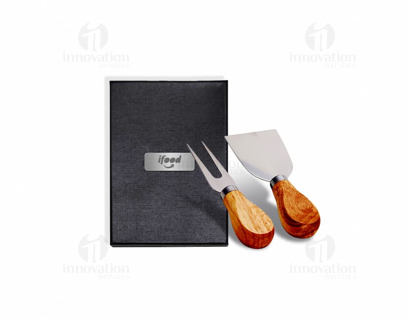 Kit Queijo 2 Peças em madeira de cor preta e marrom. Inclui uma ferramenta de moldar queijo e um carimbo para selar. Retrata um objeto de design artesanal ideal para menu de café da manhã, almoço e jantar.