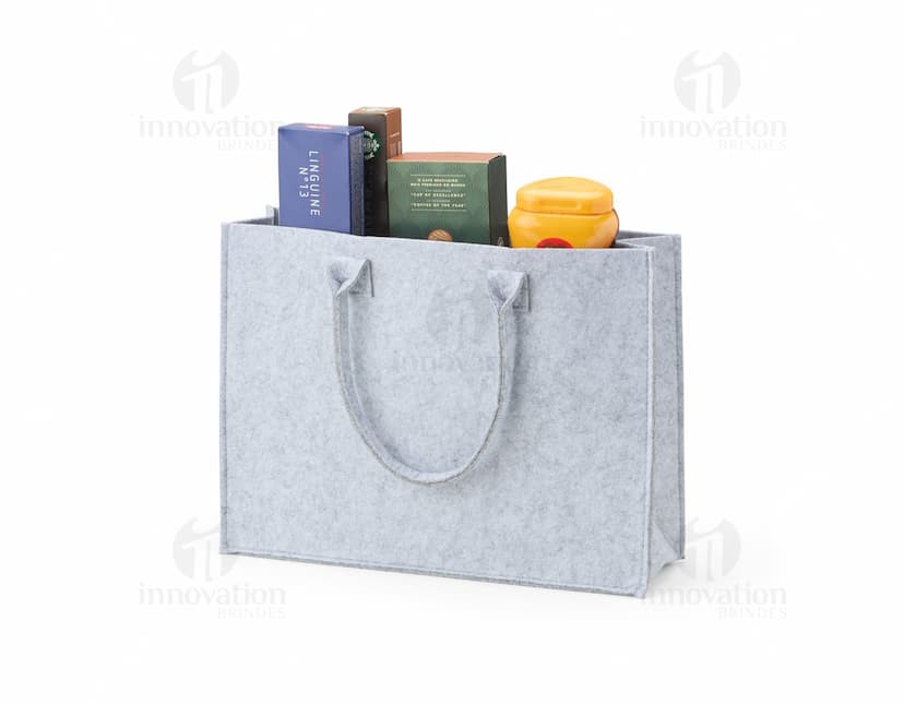Sacola de feltro marrom, moderna e elegante, com fecho de metal e alças de couro. Ideal para compras e presente. Seguro e resistente, perfeito para proteger suas compras e pertences.