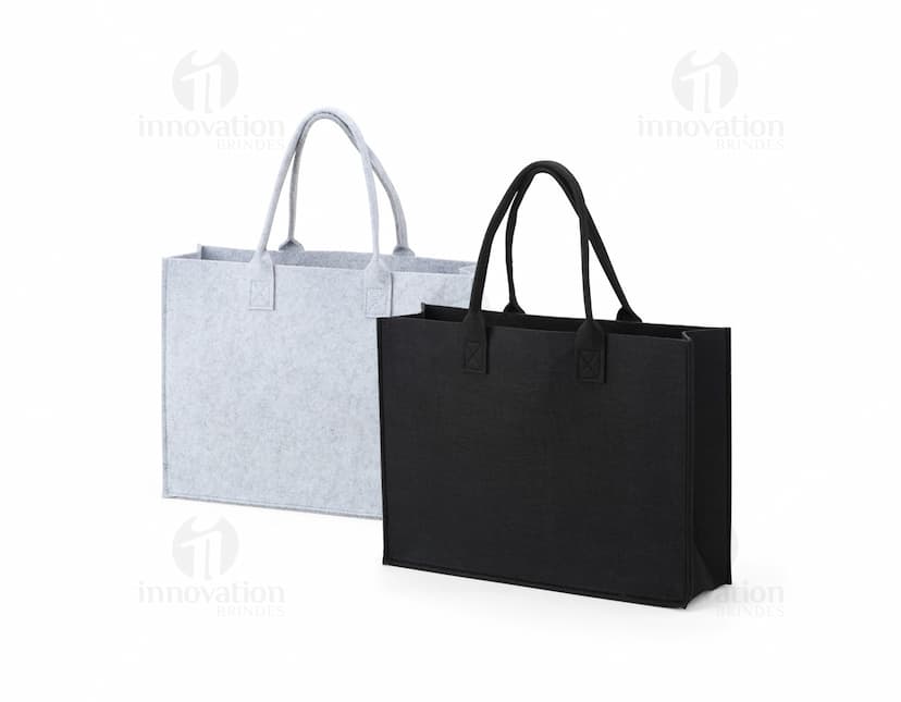 Sacola de feltro marrom, moderna e elegante, com fecho de metal e alças de couro. Ideal para compras e presente. Seguro e resistente, perfeito para proteger suas compras e pertences.