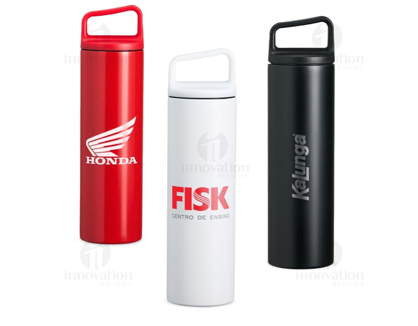 Garrafa térmica 600ml em metal prateado e design clean. Objeto de tecnologia que mantém líquidos quentes ou gelados por horas.