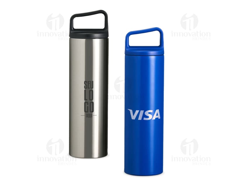 Garrafa térmica 600ml em metal prateado e design clean. Objeto de tecnologia que mantém líquidos quentes ou gelados por horas.