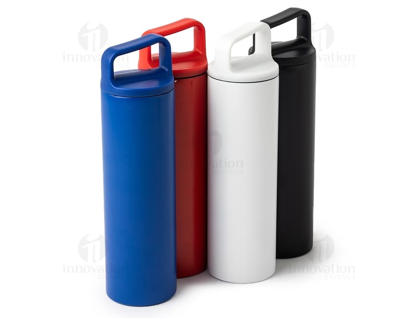 Garrafa térmica 600ml em metal prateado e design clean. Objeto de tecnologia que mantém líquidos quentes ou gelados por horas.