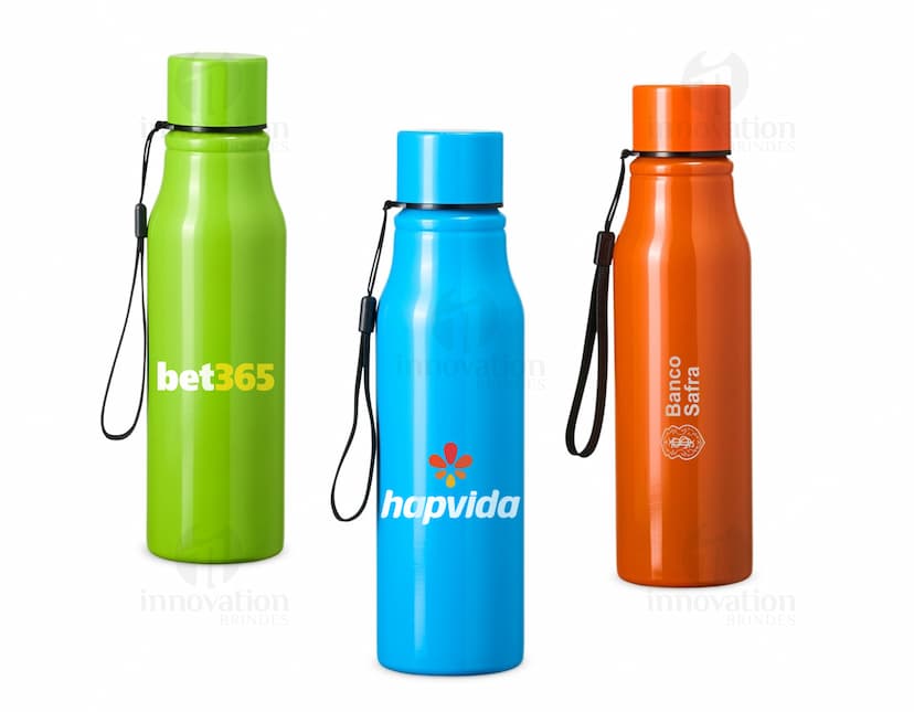Garrafa de plástico transparente de 750ml com tampa, utilizada para armazenar líquidos.