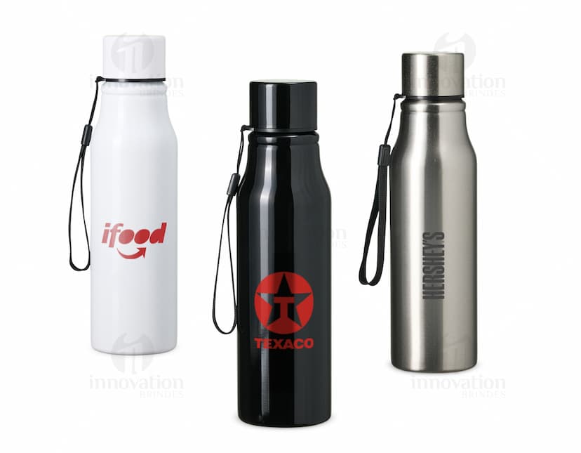 Garrafa de plástico transparente de 750ml com tampa, utilizada para armazenar líquidos.