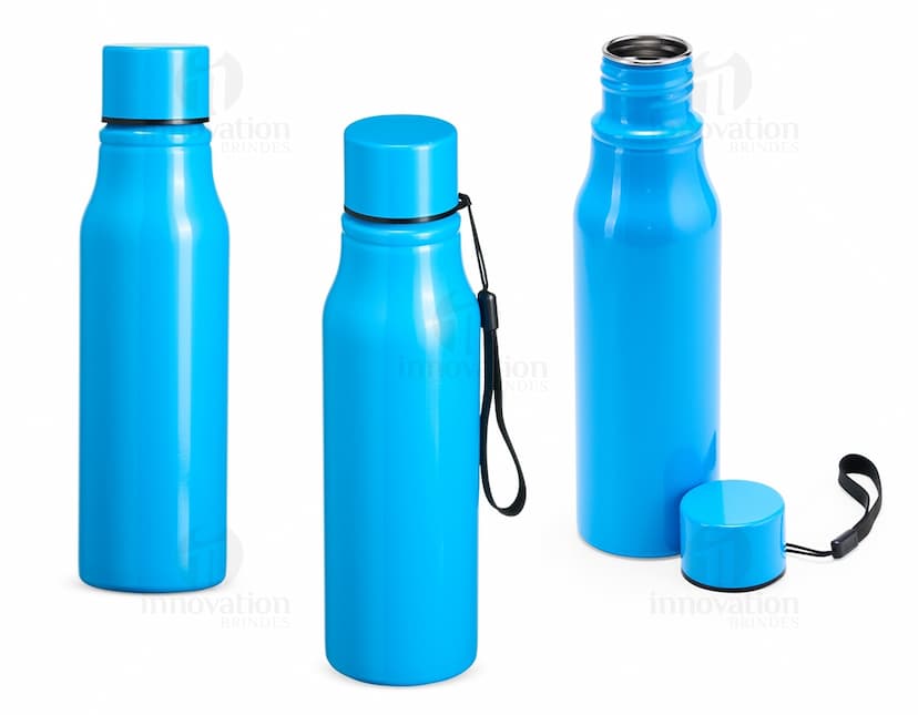Garrafa de plástico transparente de 750ml com tampa, utilizada para armazenar líquidos.