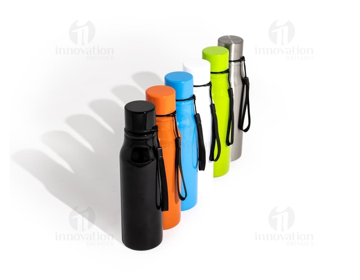Garrafa de plástico transparente de 750ml com tampa, utilizada para armazenar líquidos.