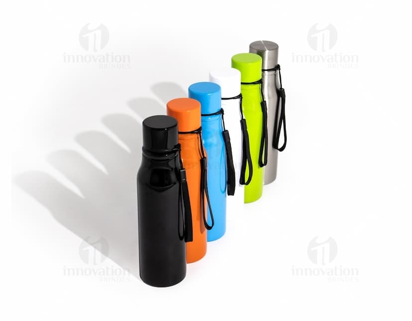 Garrafa de plástico transparente de 750ml com tampa, utilizada para armazenar líquidos.
