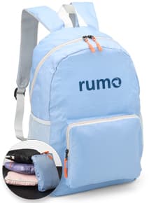 Mochila de Nylon Dobrável 23 Litros em preto, mostrando um homem sorrindo enquanto a carrega nas costas. O design moderno e prático é ideal para viagens, esportes e uso diário.