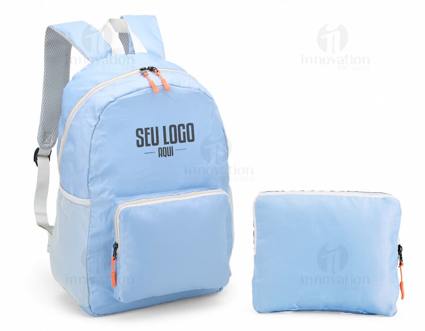 Mochila de Nylon Dobrável 23 Litros em preto, mostrando um homem sorrindo enquanto a carrega nas costas. O design moderno e prático é ideal para viagens, esportes e uso diário.