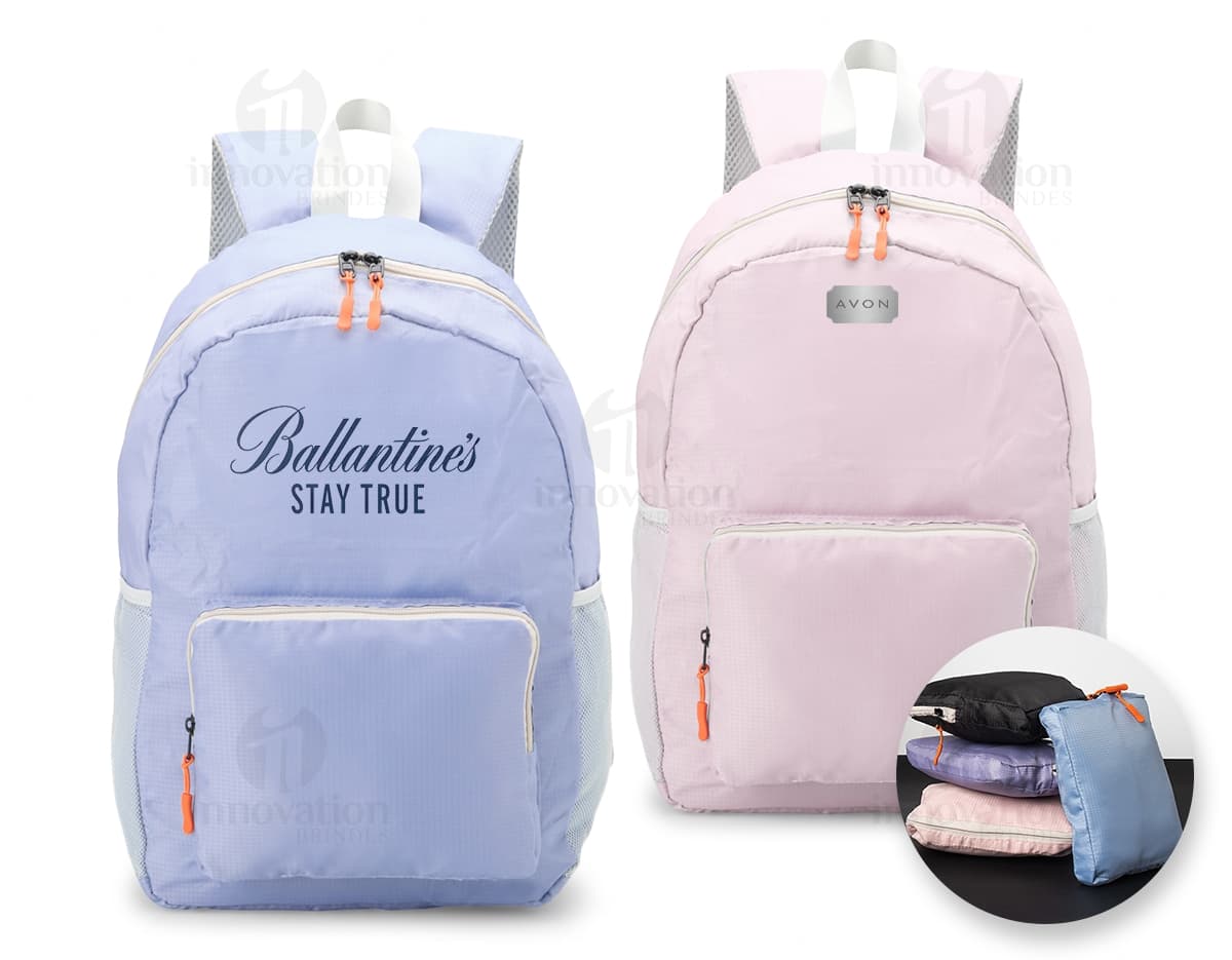 Mochila de Nylon Dobrável 23 Litros em preto, mostrando um homem sorrindo enquanto a carrega nas costas. O design moderno e prático é ideal para viagens, esportes e uso diário.
