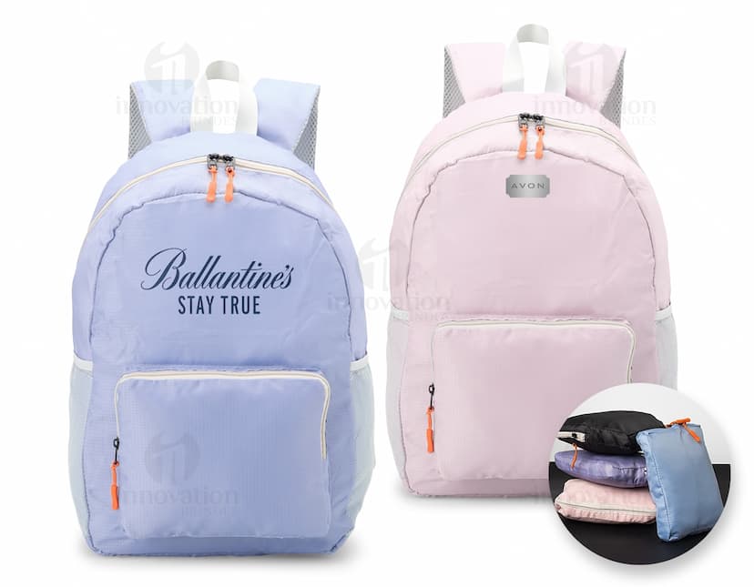 Mochila de Nylon Dobrável 23 Litros em preto, mostrando um homem sorrindo enquanto a carrega nas costas. O design moderno e prático é ideal para viagens, esportes e uso diário.