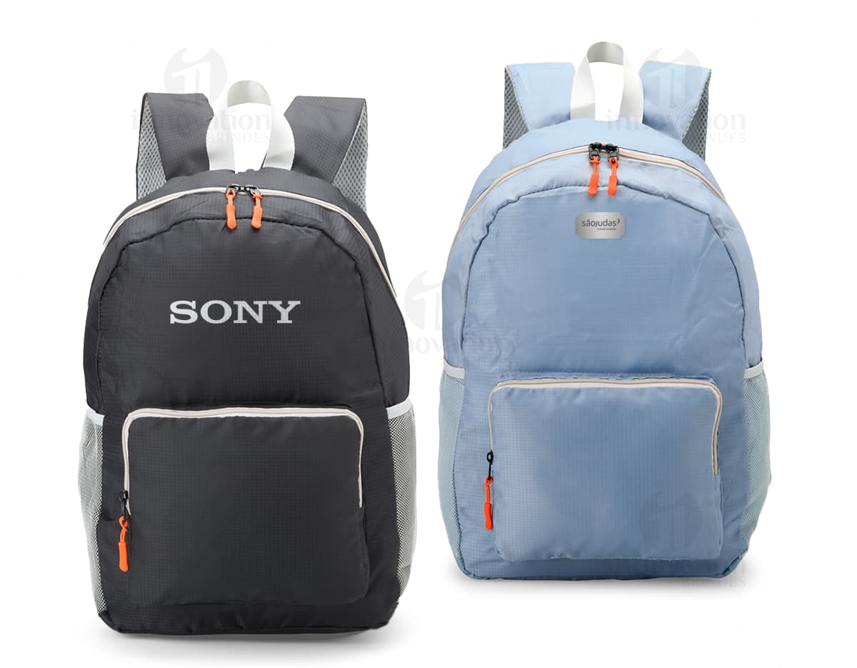 Mochila de Nylon Dobrável 23 Litros em preto, mostrando um homem sorrindo enquanto a carrega nas costas. O design moderno e prático é ideal para viagens, esportes e uso diário.
