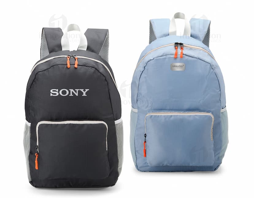Mochila de Nylon Dobrável 23 Litros em preto, mostrando um homem sorrindo enquanto a carrega nas costas. O design moderno e prático é ideal para viagens, esportes e uso diário.