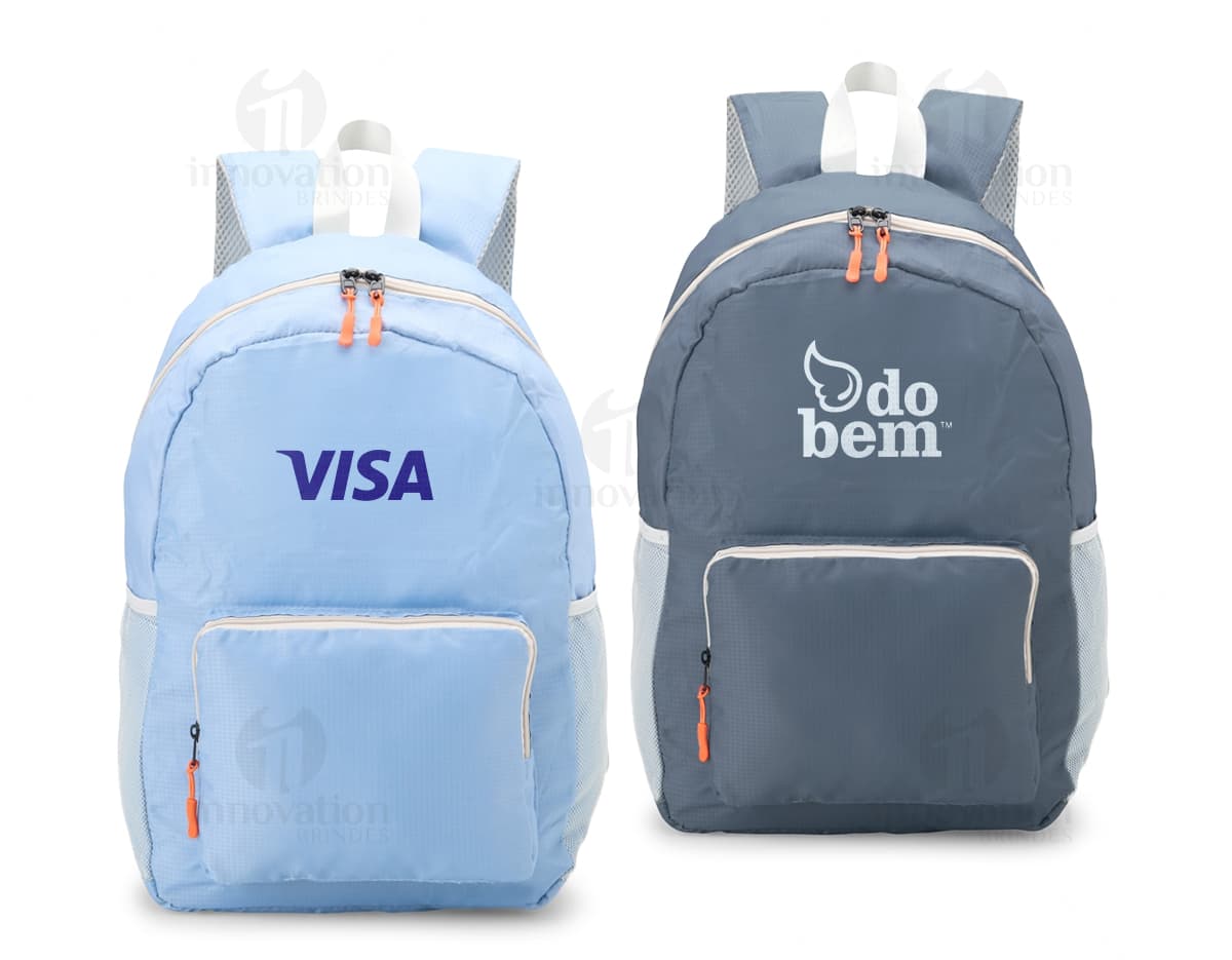 Mochila de Nylon Dobrável 23 Litros em preto, mostrando um homem sorrindo enquanto a carrega nas costas. O design moderno e prático é ideal para viagens, esportes e uso diário.