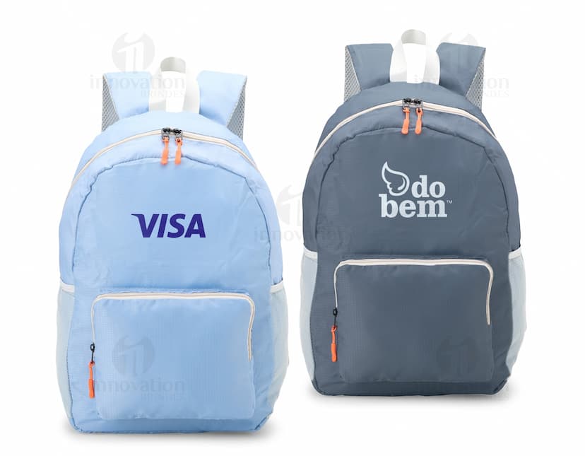 Mochila de Nylon Dobrável 23 Litros em preto, mostrando um homem sorrindo enquanto a carrega nas costas. O design moderno e prático é ideal para viagens, esportes e uso diário.