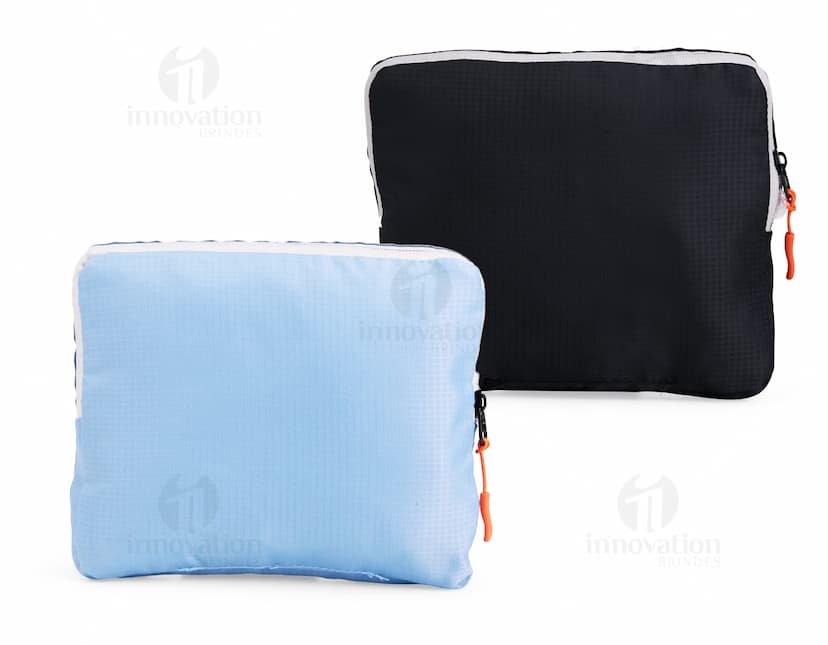 Mochila de Nylon Dobrável 23 Litros em preto, mostrando um homem sorrindo enquanto a carrega nas costas. O design moderno e prático é ideal para viagens, esportes e uso diário.