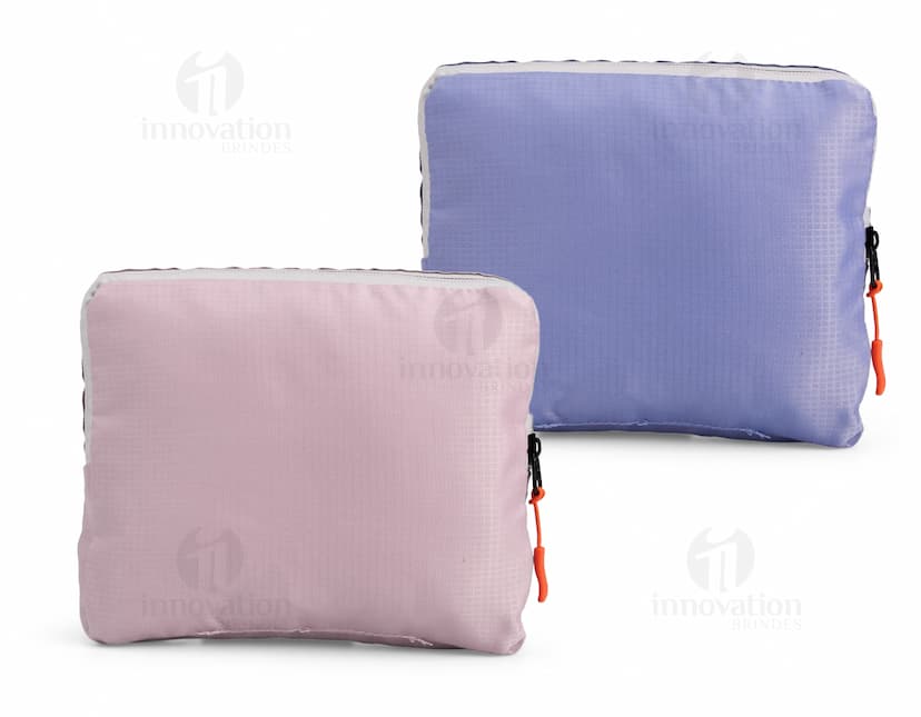 Mochila de Nylon Dobrável 23 Litros em preto, mostrando um homem sorrindo enquanto a carrega nas costas. O design moderno e prático é ideal para viagens, esportes e uso diário.