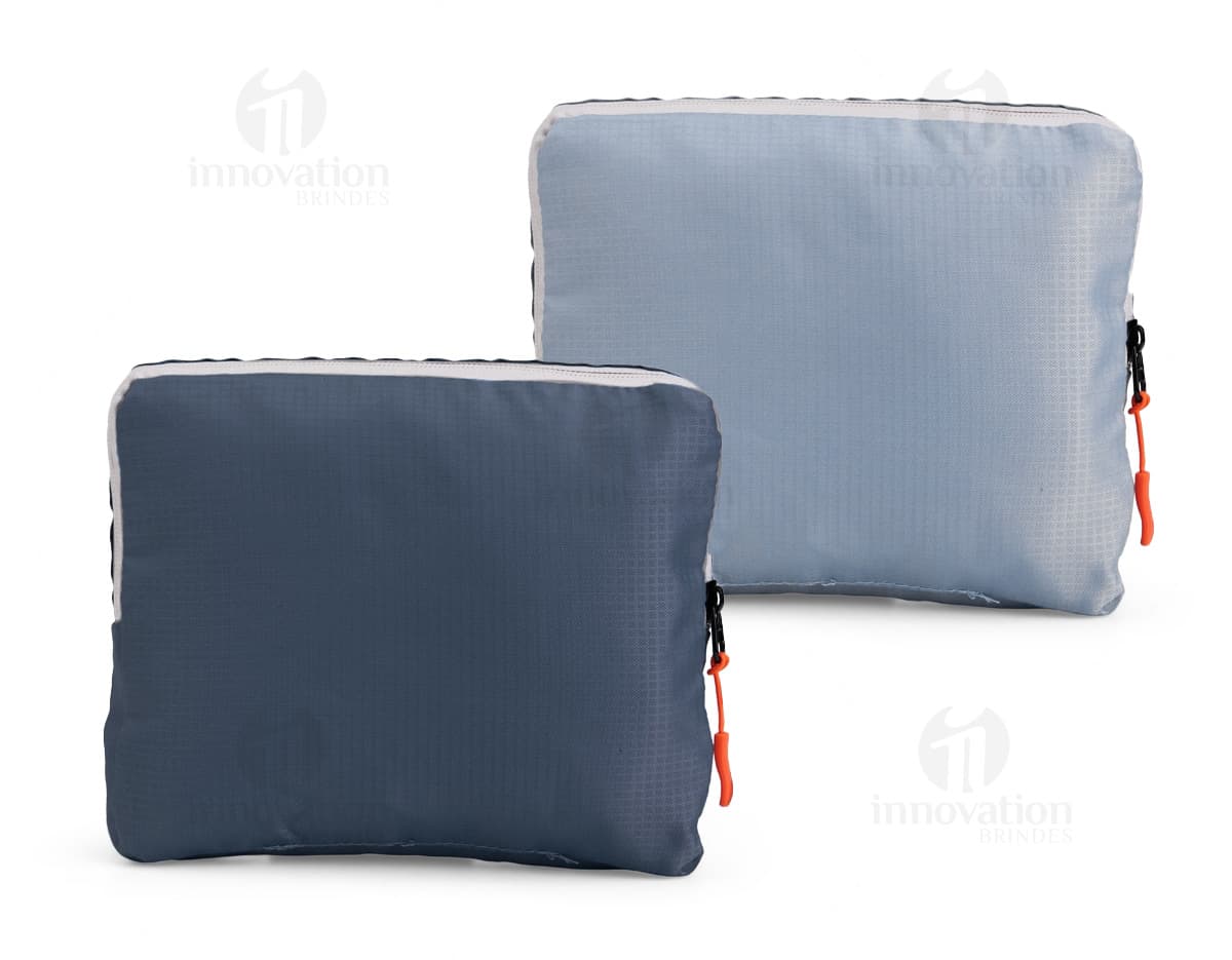Mochila de Nylon Dobrável 23 Litros em preto, mostrando um homem sorrindo enquanto a carrega nas costas. O design moderno e prático é ideal para viagens, esportes e uso diário.