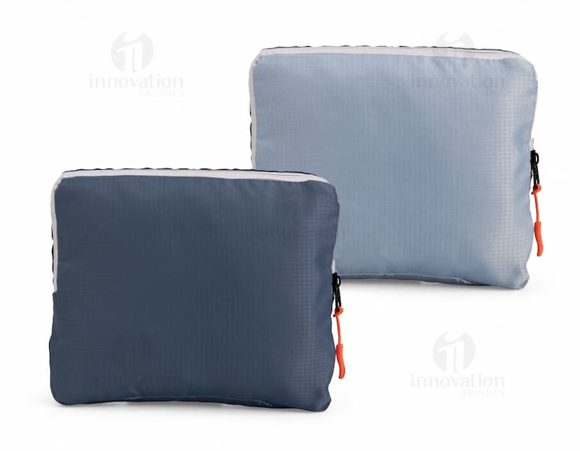 Mochila de Nylon Dobrável 23 Litros em preto, mostrando um homem sorrindo enquanto a carrega nas costas. O design moderno e prático é ideal para viagens, esportes e uso diário.