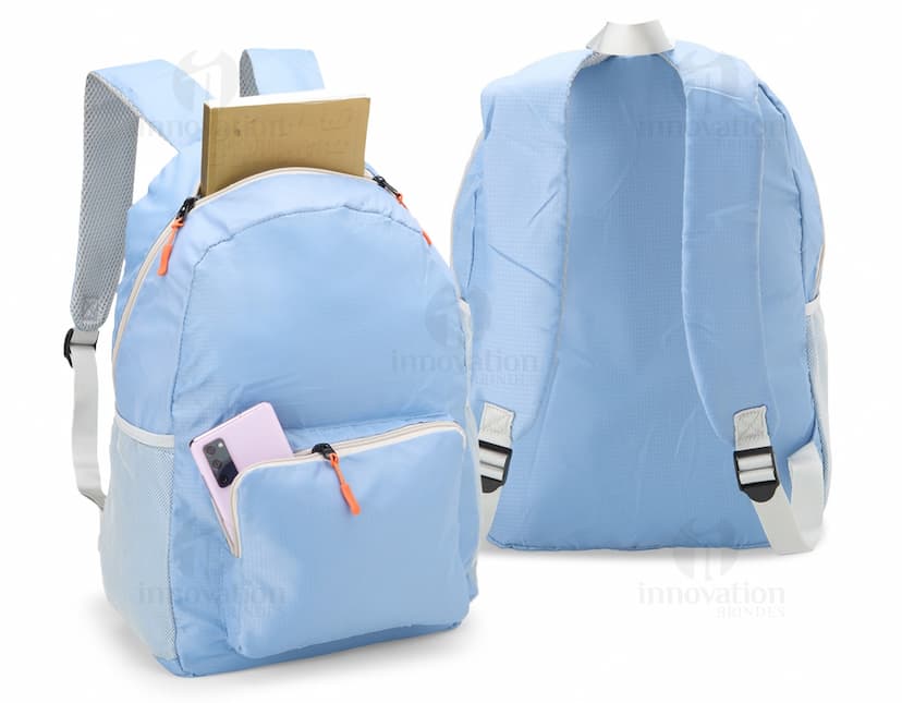 Mochila de Nylon Dobrável 23 Litros em preto, mostrando um homem sorrindo enquanto a carrega nas costas. O design moderno e prático é ideal para viagens, esportes e uso diário.