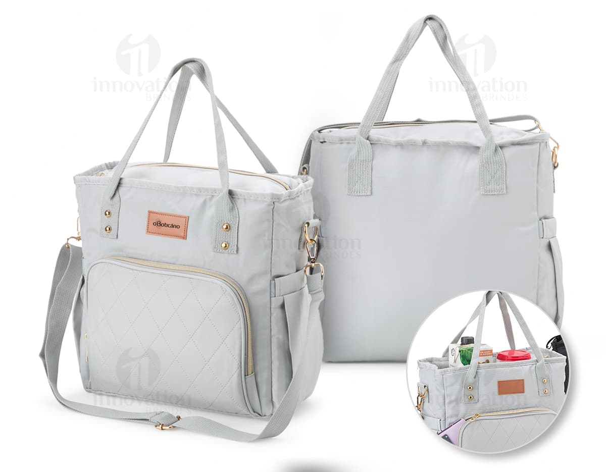 Bolsa térmica de 16 litros em couro marrom, elegante e moderna. Possui alça, zíper, alça de mão e fecho de fivela. Ideal para transportar alimentos e bebidas de forma segura e estilosa.
