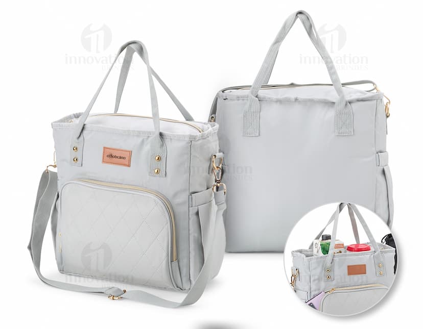 Bolsa térmica de 16 litros em couro marrom, elegante e moderna. Possui alça, zíper, alça de mão e fecho de fivela. Ideal para transportar alimentos e bebidas de forma segura e estilosa.